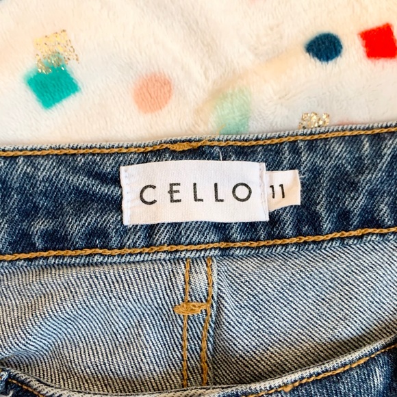 Distressed light-wash jeans from Glik’s - Picture 3 of 3